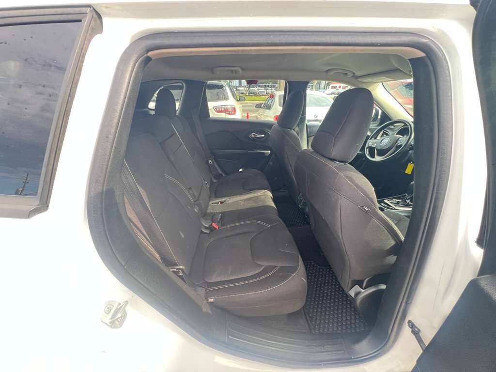 Used 2016 Jeep Cherokee Latitude w/ Cold Weather Group FWD image 8