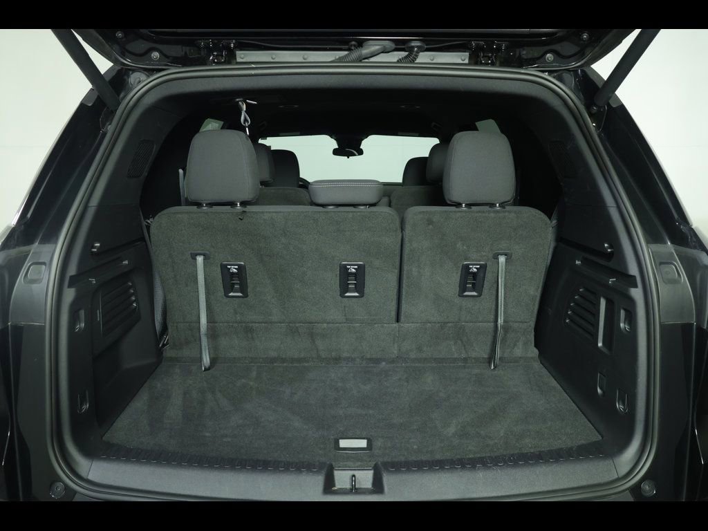 Used 2025 Chevrolet Traverse LT image 15