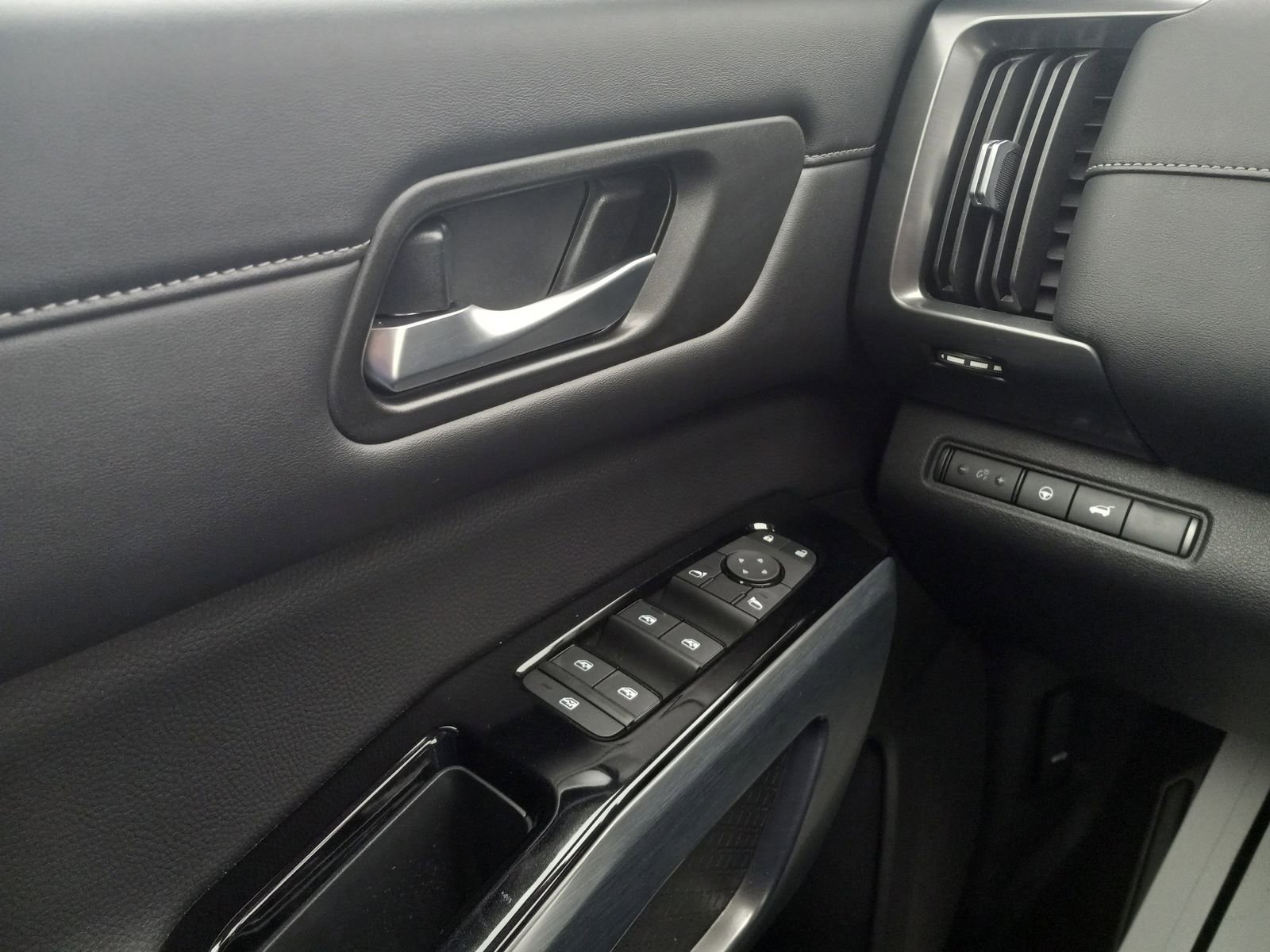 Used 2025 Nissan Pathfinder SL AWD/4WD image 27