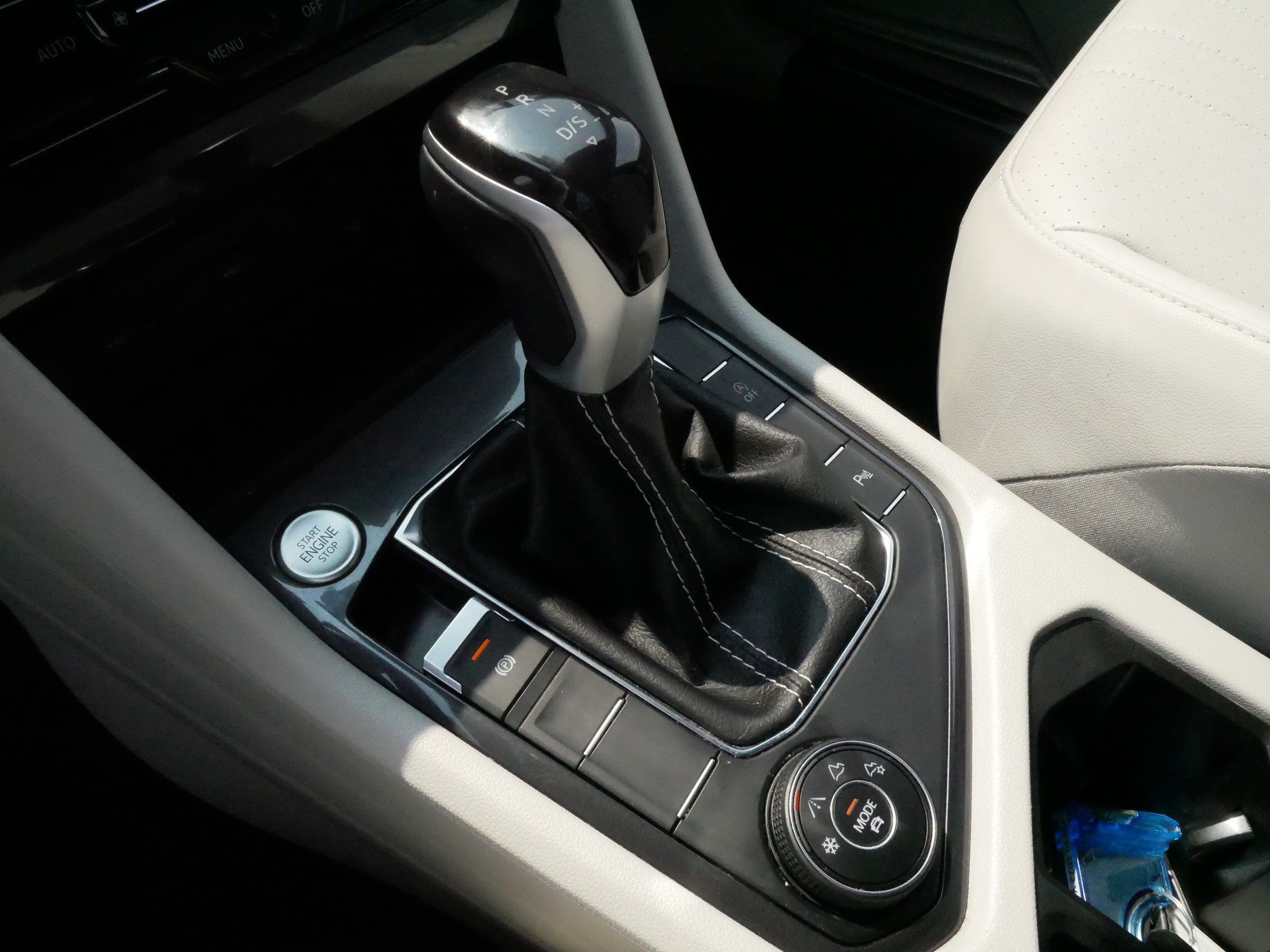 Certified 2023 Volkswagen Tiguan SE R-Line AWD/4WD image 24