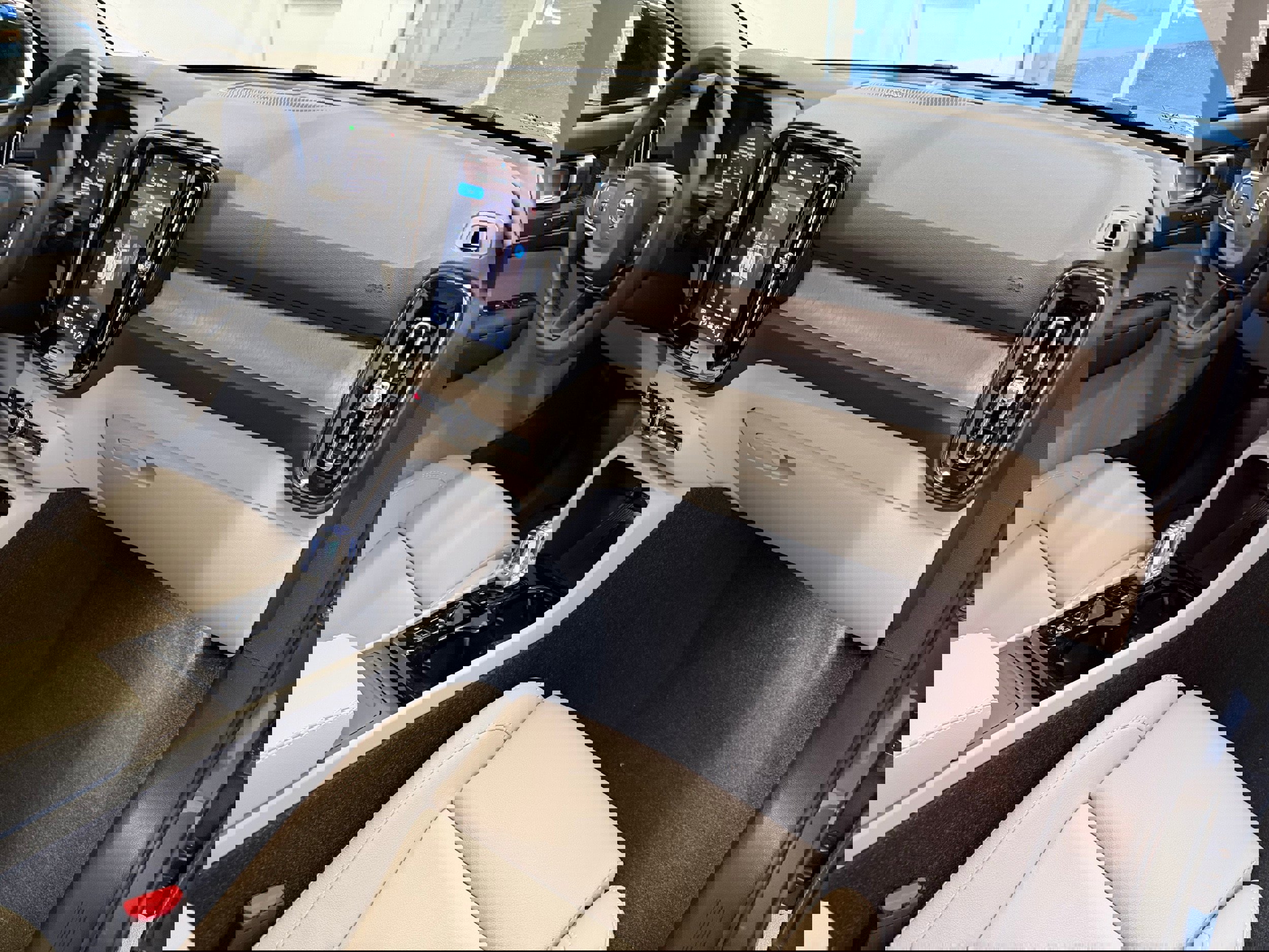 New 2026 Volvo XC40 B5 Ultra w/ Protection Package Premier image 26