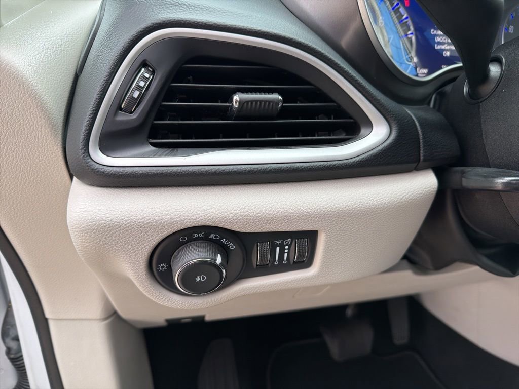 Used 2023 Chrysler Pacifica Touring-L image 20