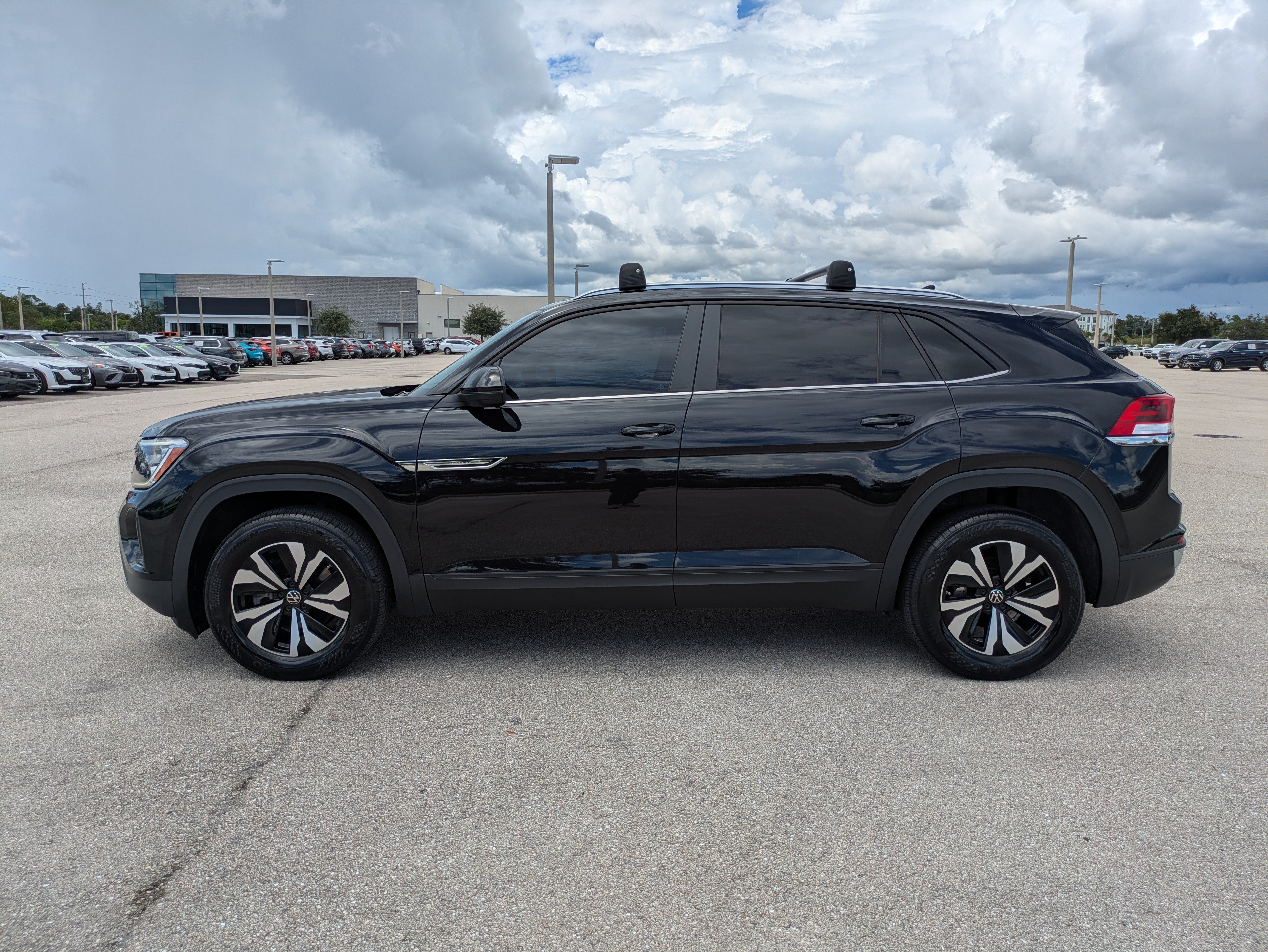 Used 2024 Volkswagen Atlas Cross Sport SE FWD image 7