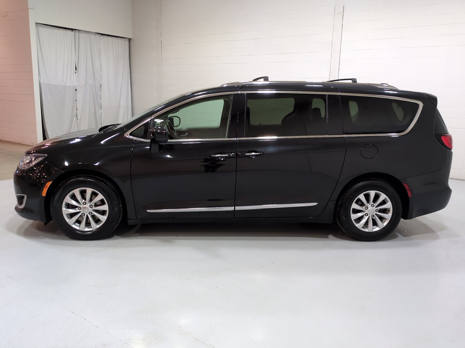 Used 2018 Chrysler Pacifica Touring-L FWD image 6