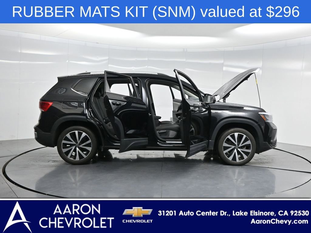 Used 2023 Volkswagen Taos SE w/ Panoramic Sunroof Package image 3