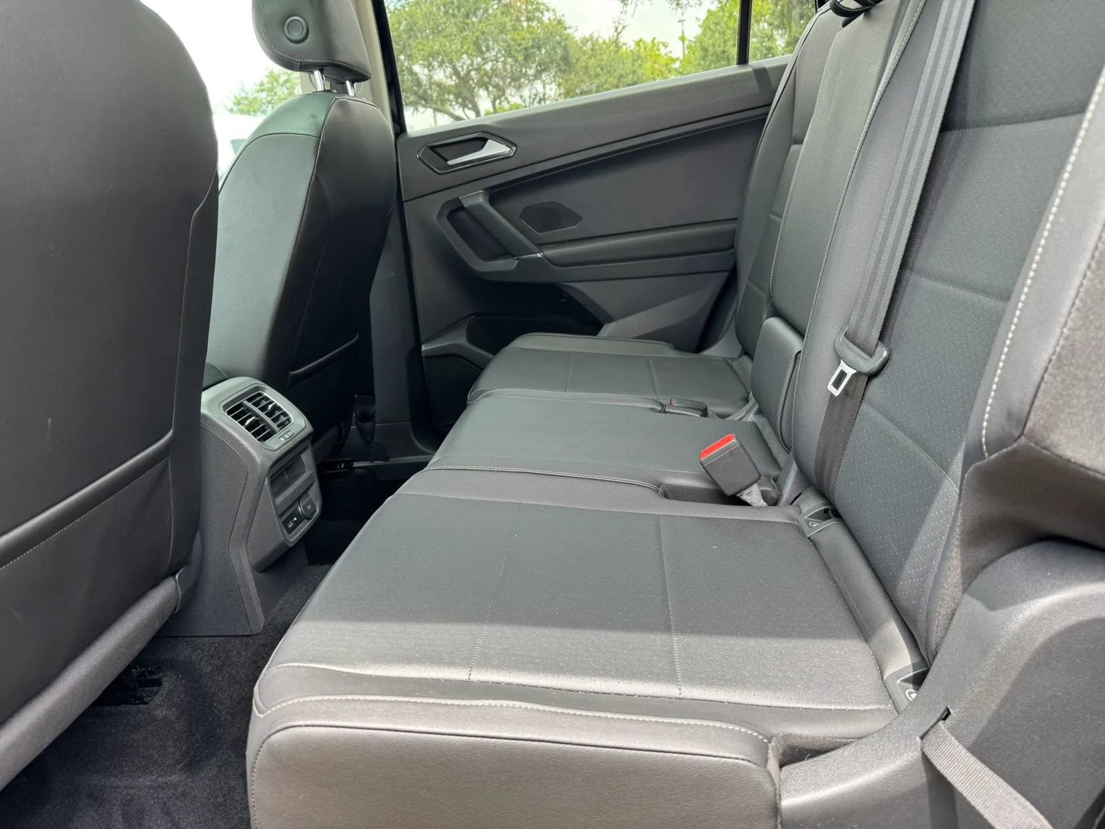 Used 2018 Volkswagen Tiguan SEL FWD image 12