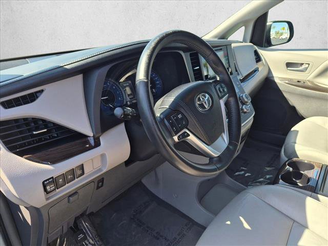 Used 2016 Toyota Sienna XLE Premium FWD image 10