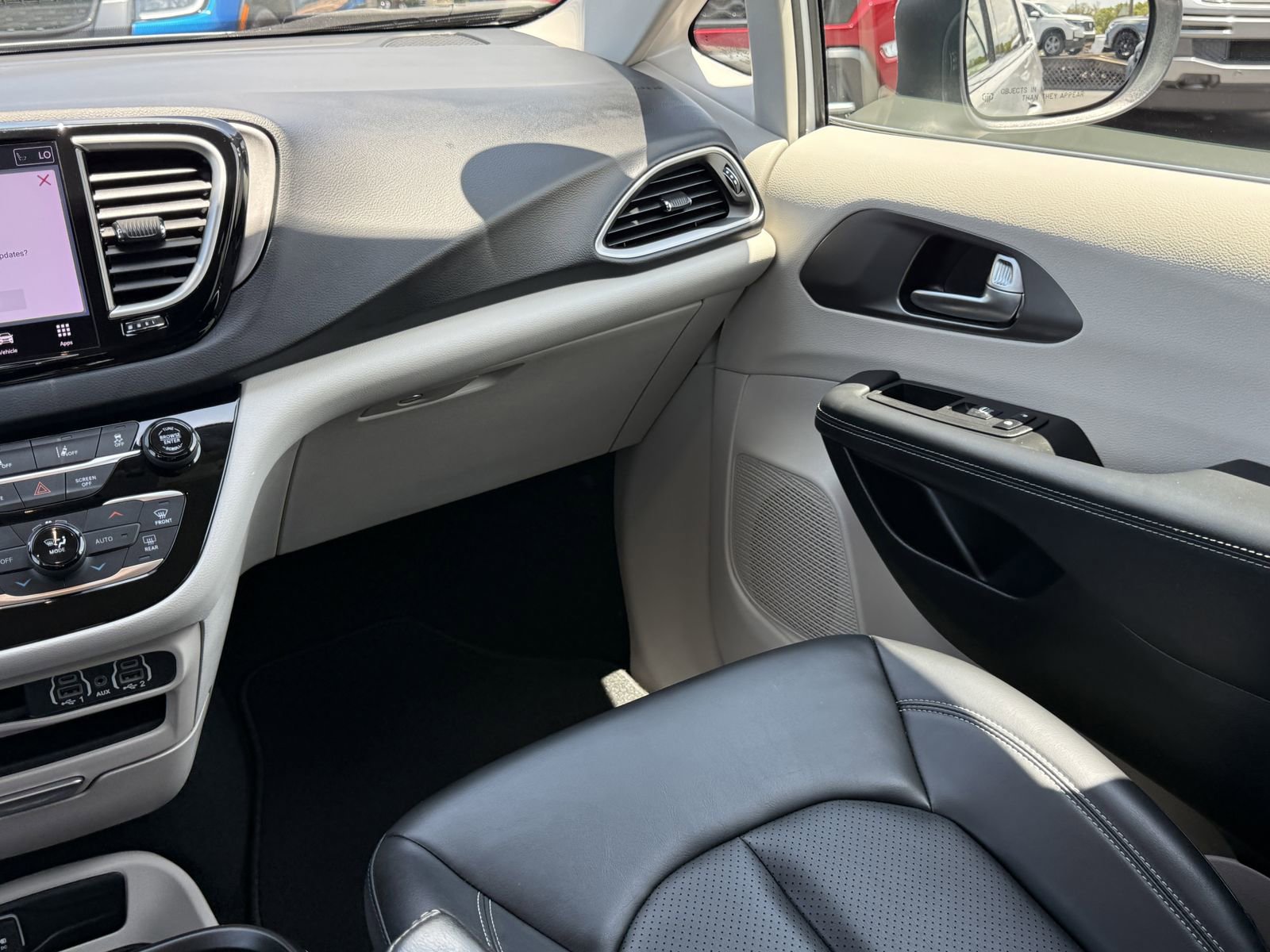 Used 2023 Chrysler Pacifica Touring-L FWD image 17