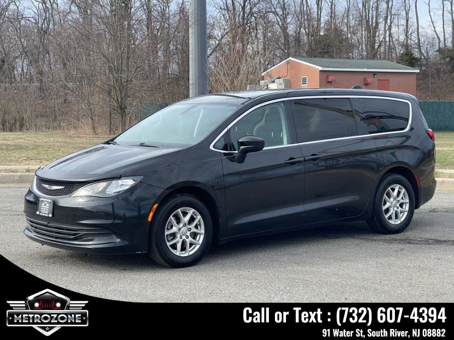 Used 2017 Chrysler Pacifica Touring image 2