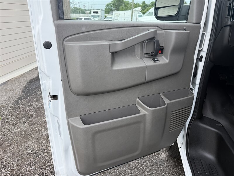 Used 2022 GMC Savana 2500 w/ Chrome Appearance Package RWD image 15