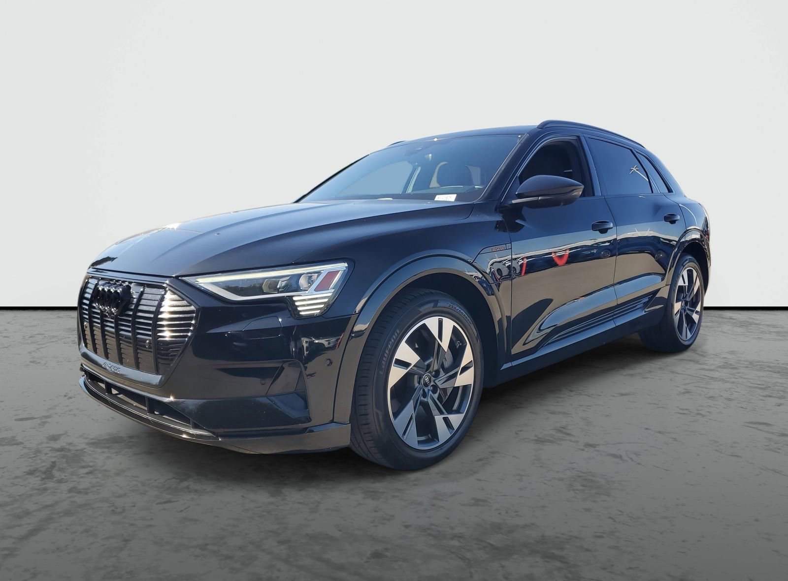 Used 2023 Audi e-tron Premium image 2
