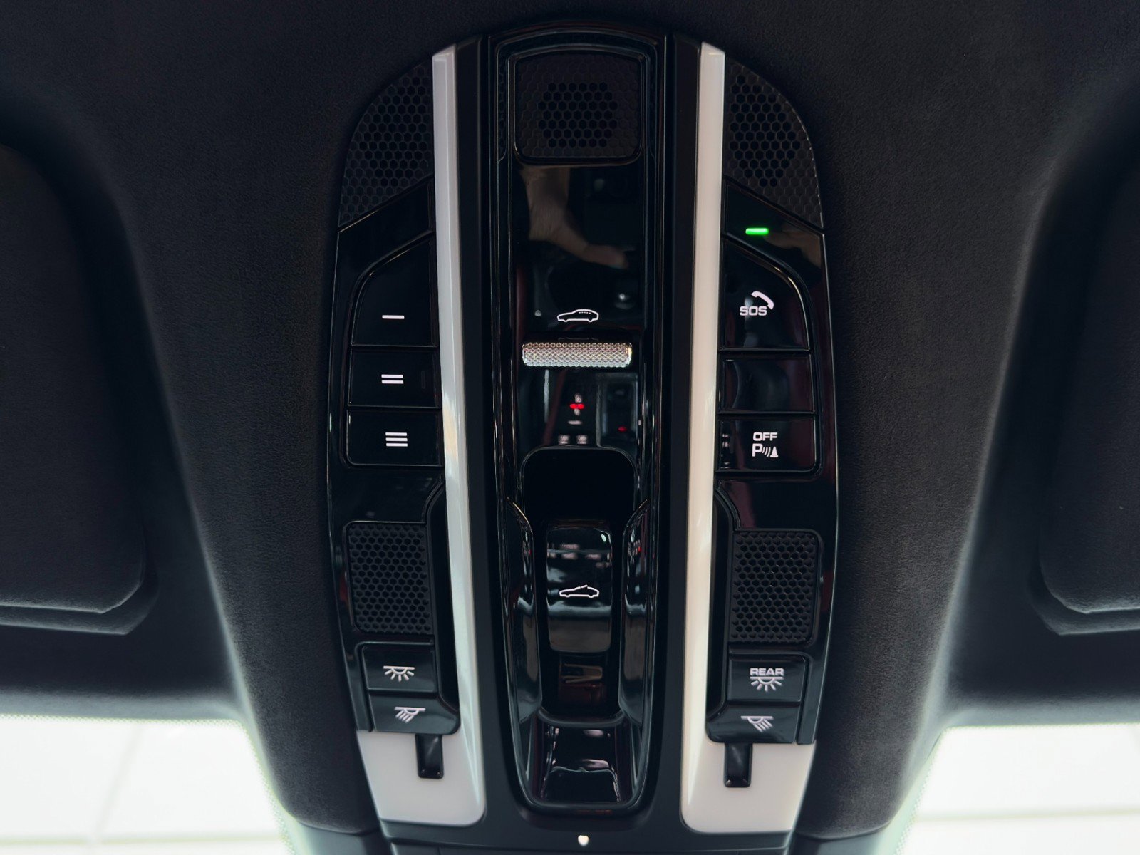 Used 2020 Porsche Cayenne Turbo image 36