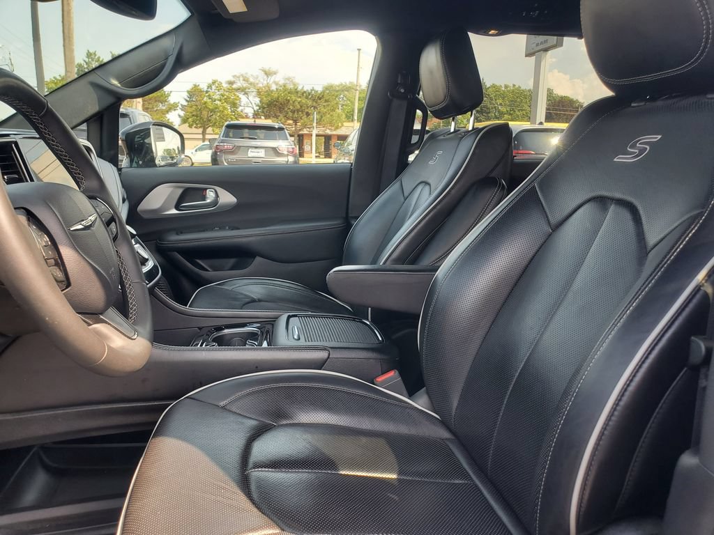 Used 2025 Chrysler Pacifica Limited FWD image 5