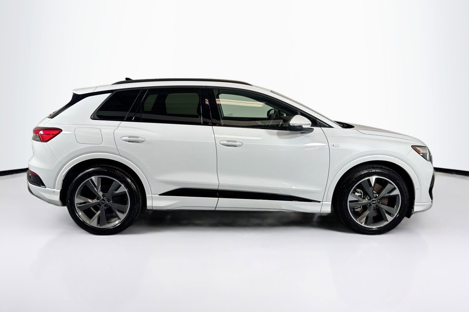 Used 2024 Audi Q4 e-tron Premium Plus image 4