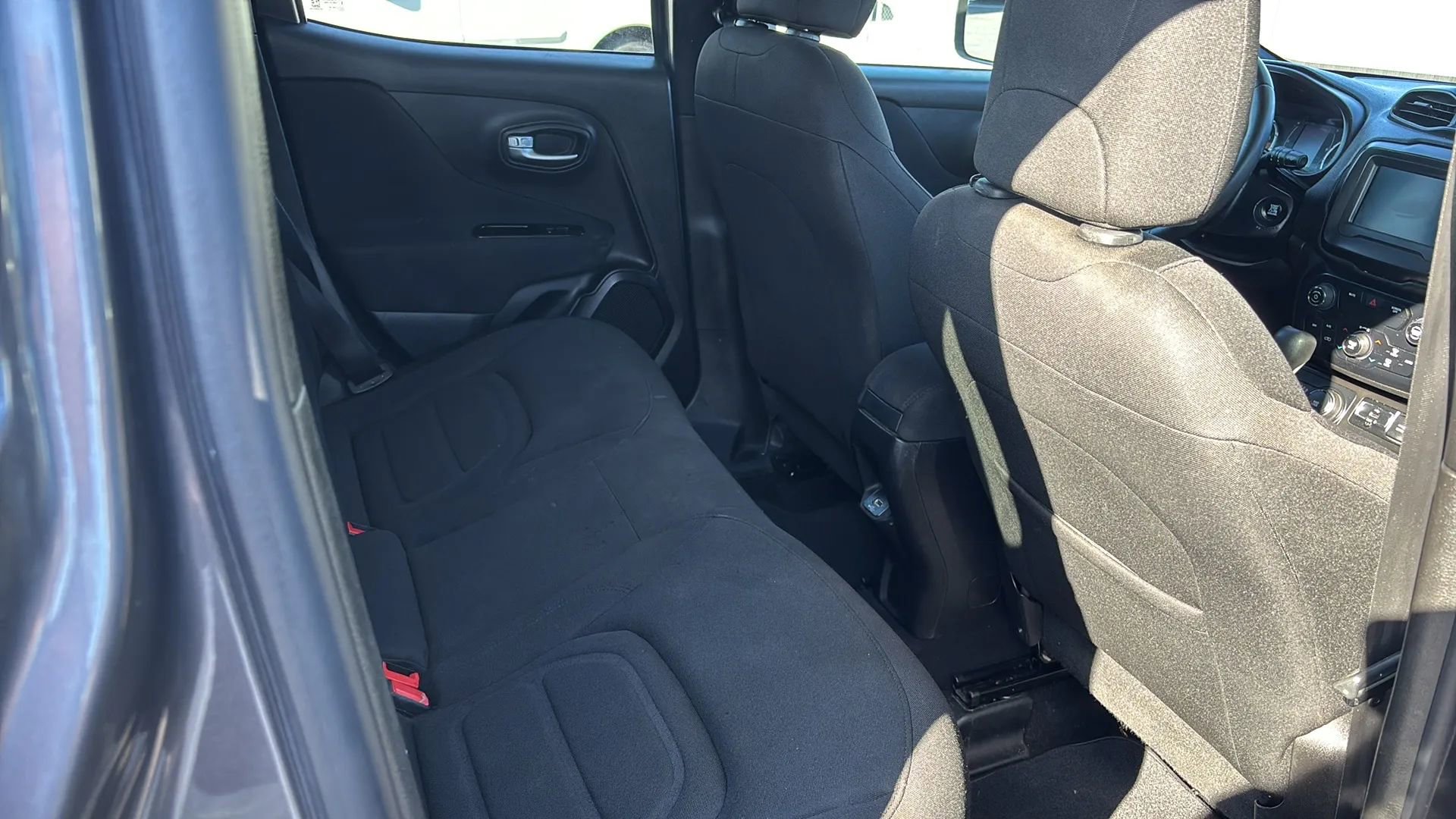 Used 2019 Jeep Renegade Latitude AWD/4WD image 13