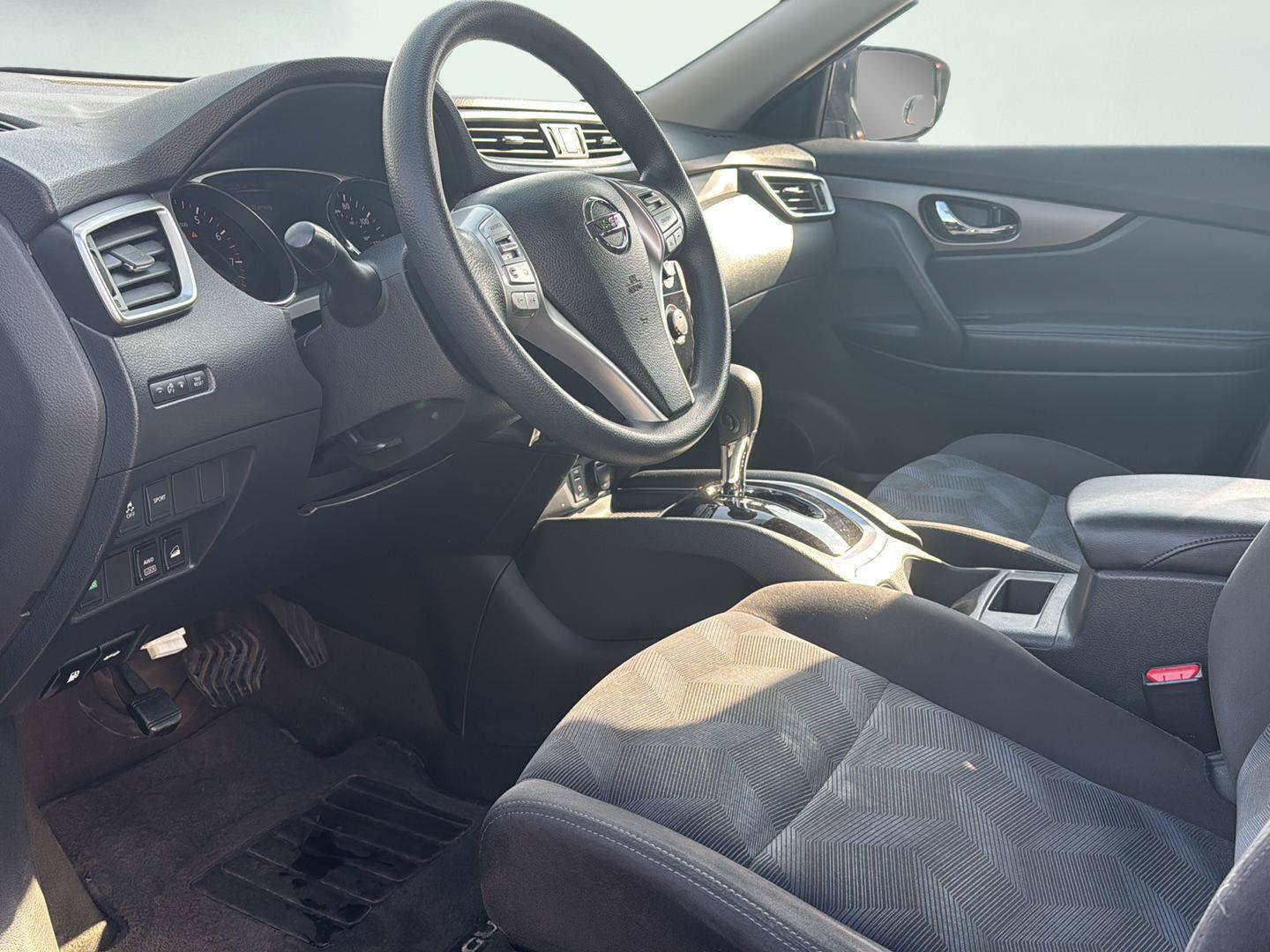 Used 2015 Nissan Rogue S AWD/4WD image 2