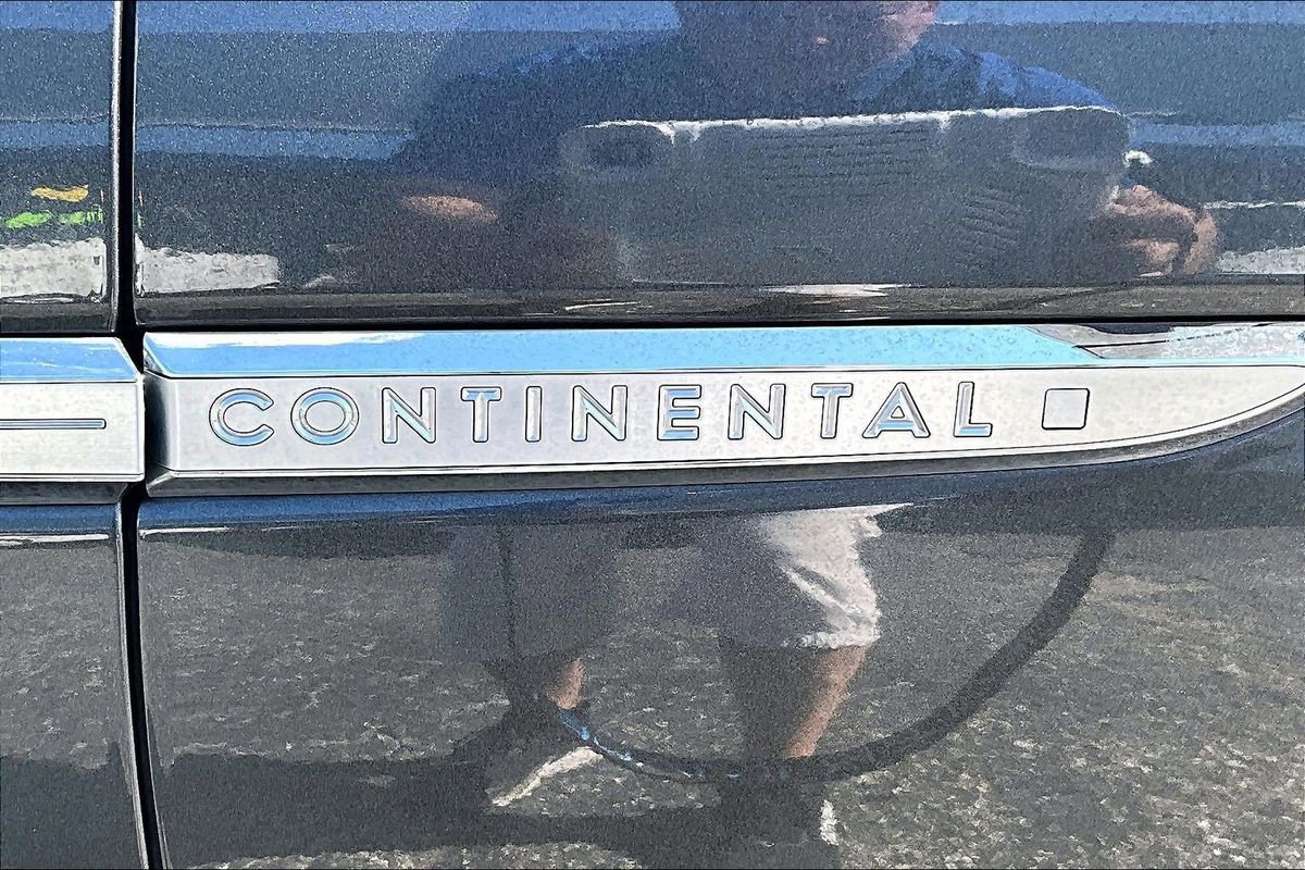 Used 2018 Lincoln Continental Reserve w/ Continental Climate Package image 24