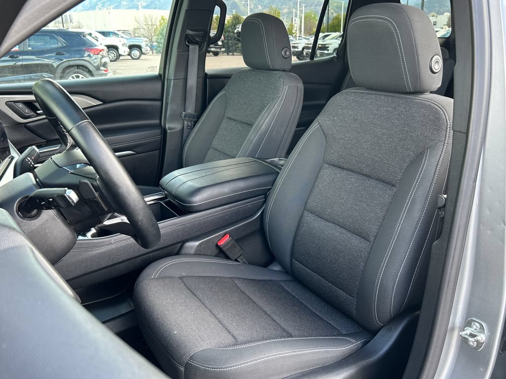 Used 2025 Chevrolet Traverse LT w/ Midnight/Sport Edition AWD/4WD image 17