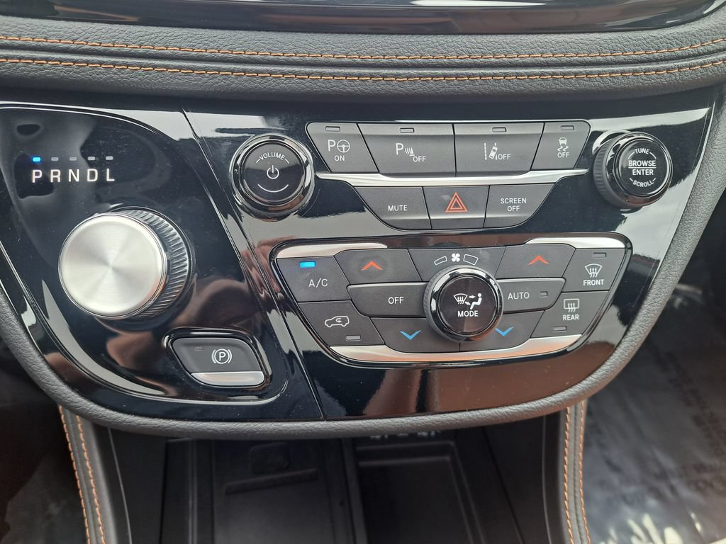 Used 2023 Chrysler Pacifica Pinnacle FWD image 16