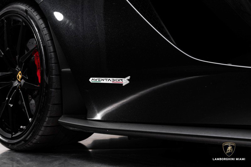 Used 2018 Lamborghini Aventador S image 4