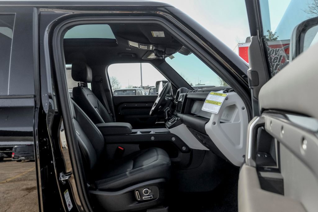 Used 2025 Land Rover Defender 130 X-Dynamic SE image 21