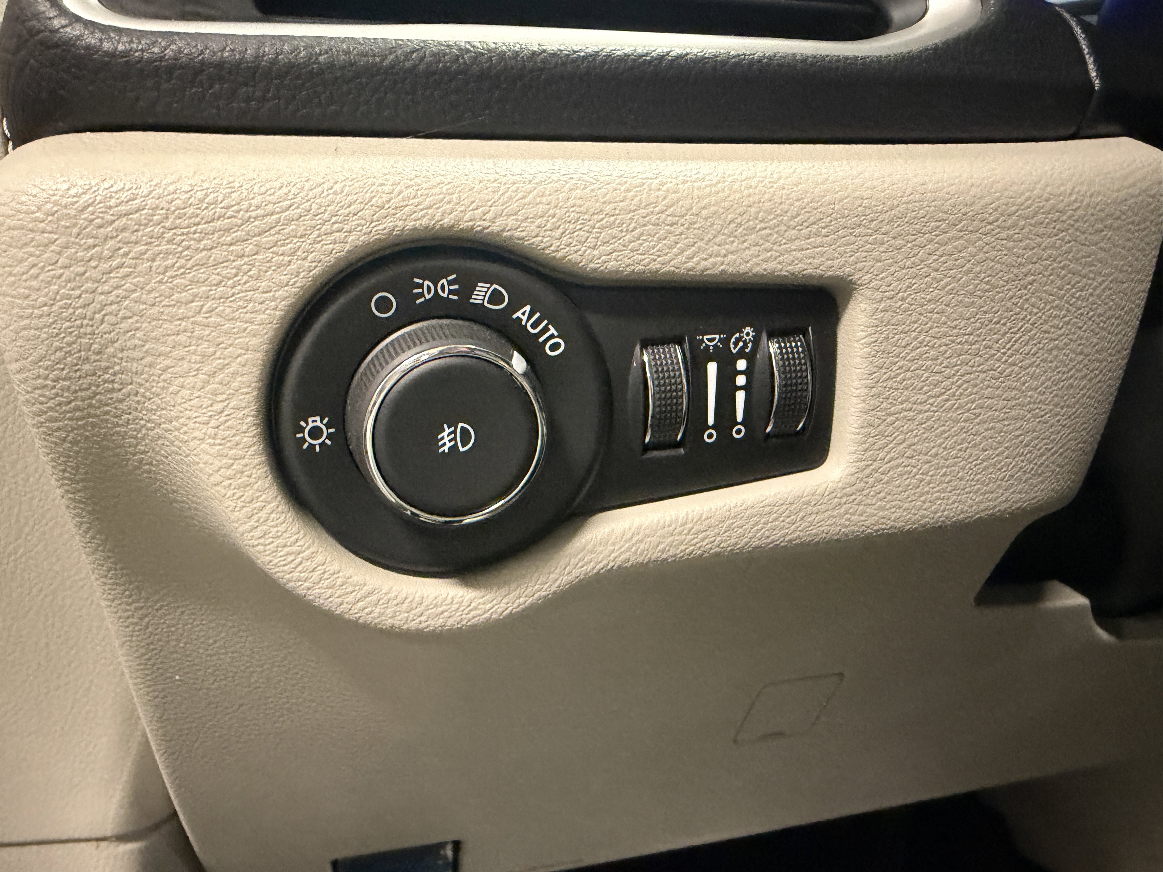 Used 2024 Chrysler Pacifica Touring-L image 18