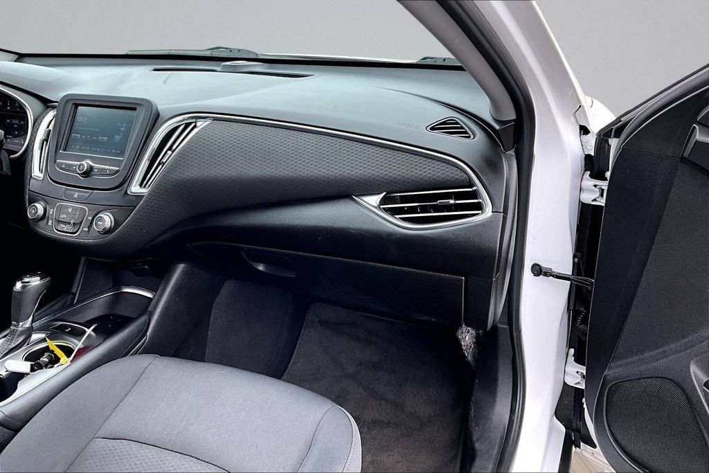 Used 2017 Chevrolet Malibu LT FWD image 14