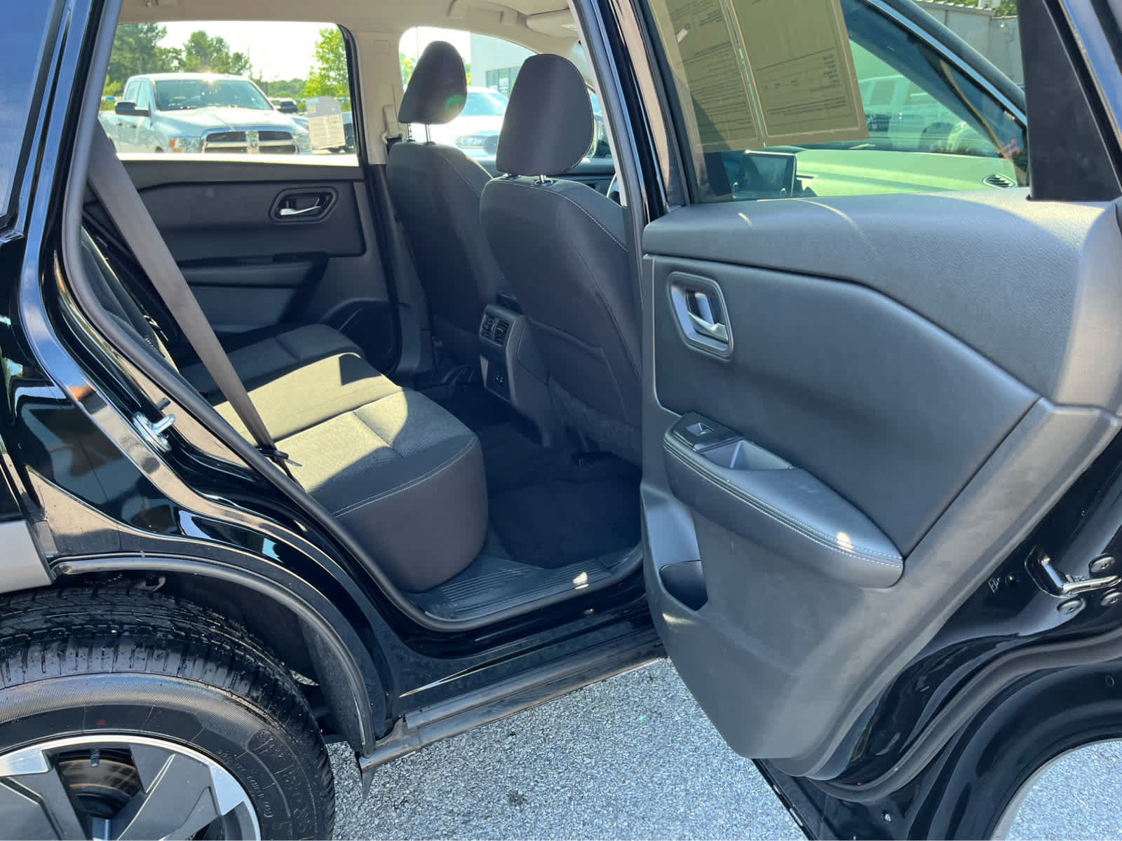 Used 2024 Nissan Rogue SV FWD image 29