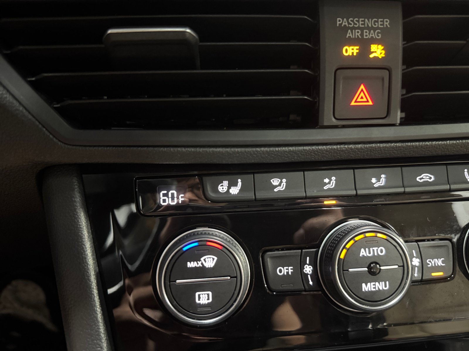 Used 2019 Volkswagen Jetta SE w/ Cold Weather Package FWD image 17