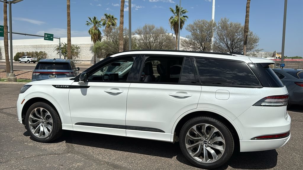 New 2026 Lincoln Aviator AWD w/ Jet Appearance Package image 4