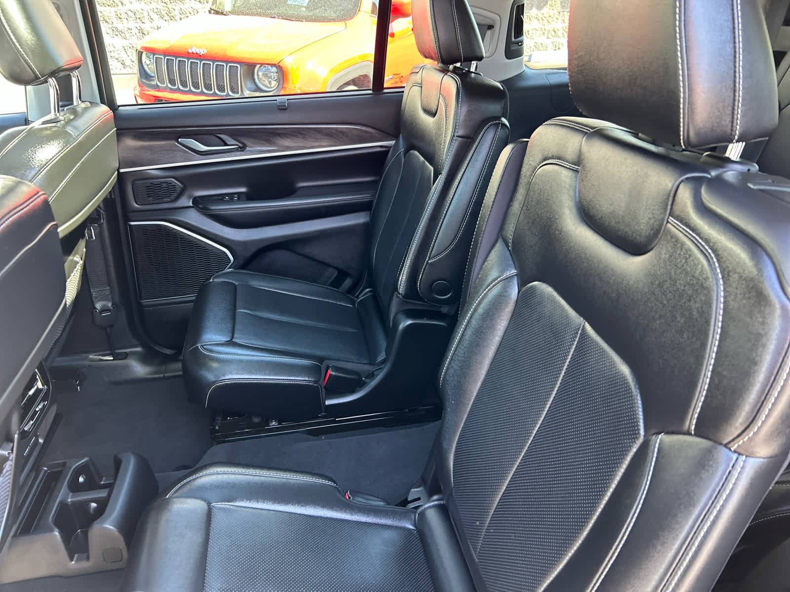 Used 2023 Jeep Grand Cherokee L Limited w/ Luxury Tech Group II AWD/4WD image 25