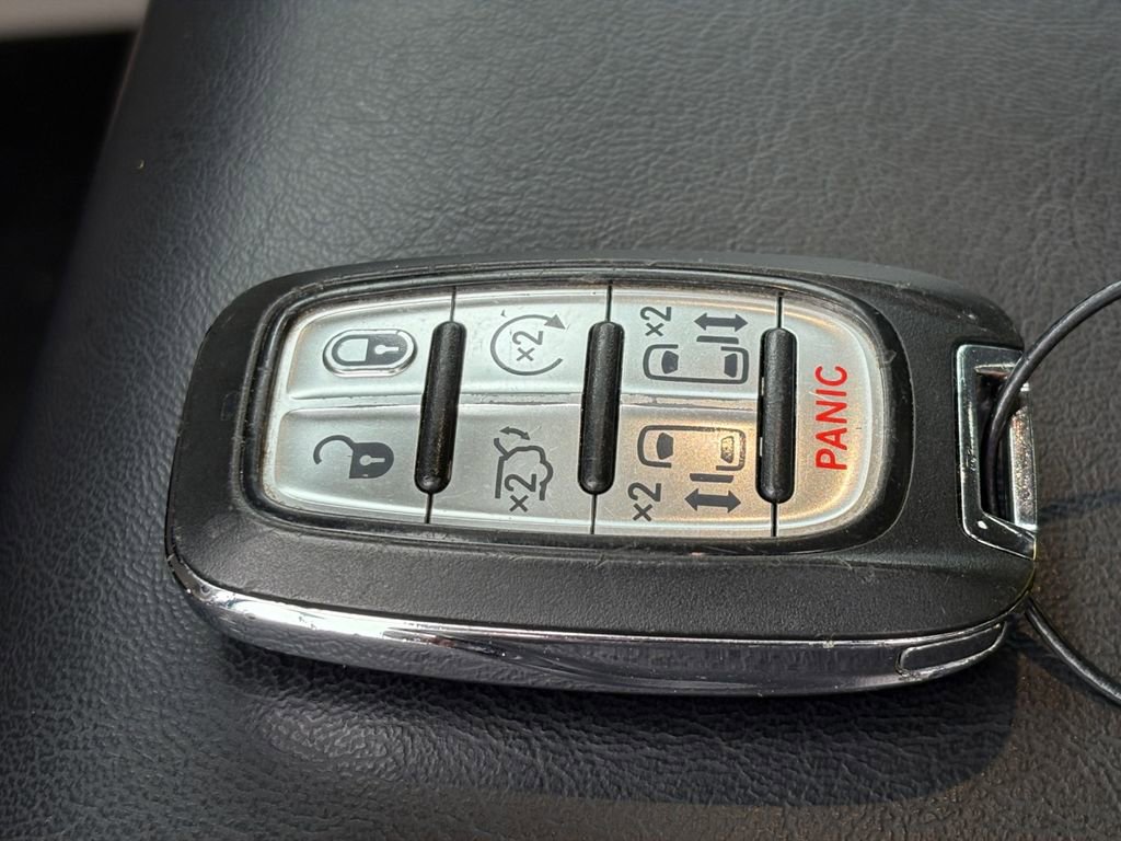 Used 2024 Chrysler Pacifica Select image 29