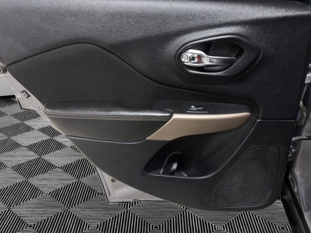 Used 2018 Jeep Cherokee Latitude w/ Cold Weather Group image 18