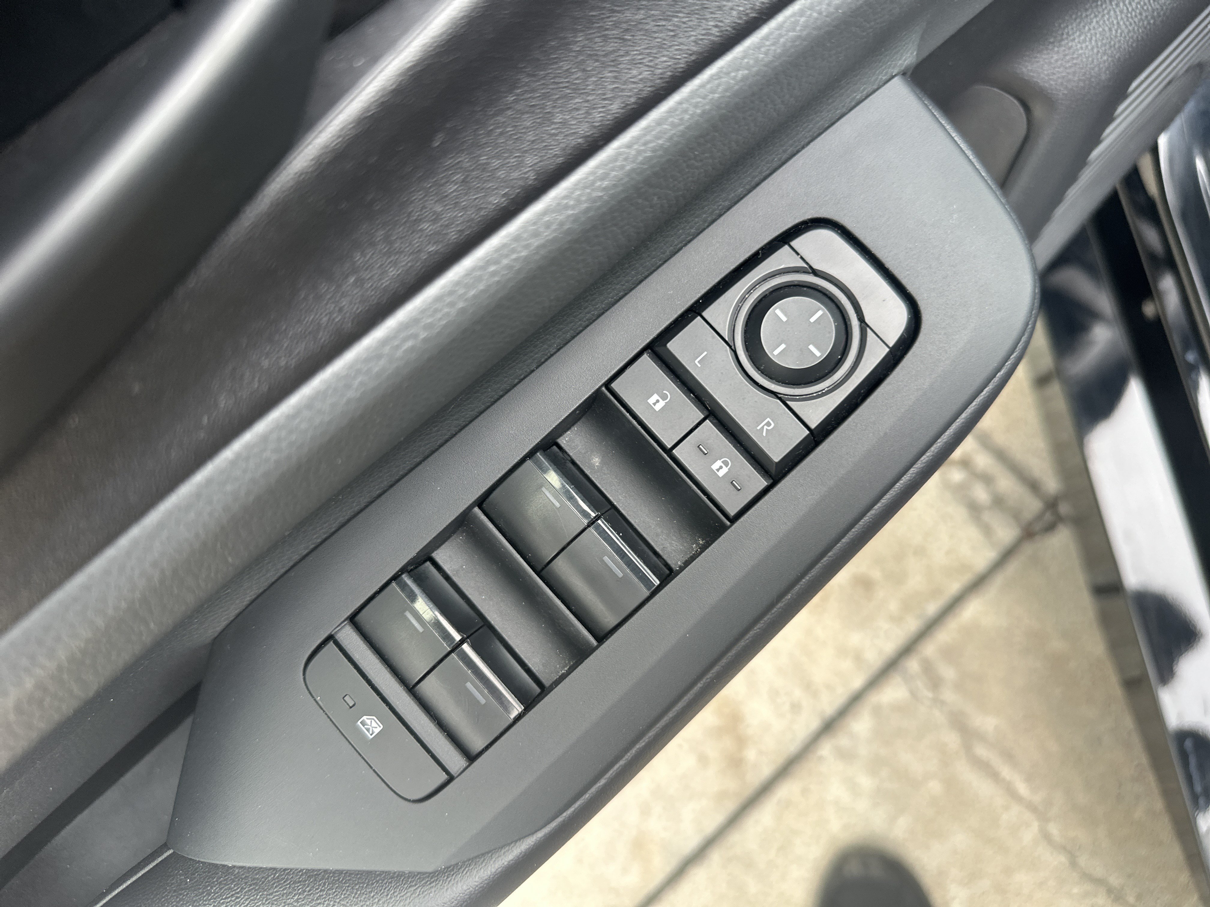 Used 2025 Toyota Prius LE FWD image 13