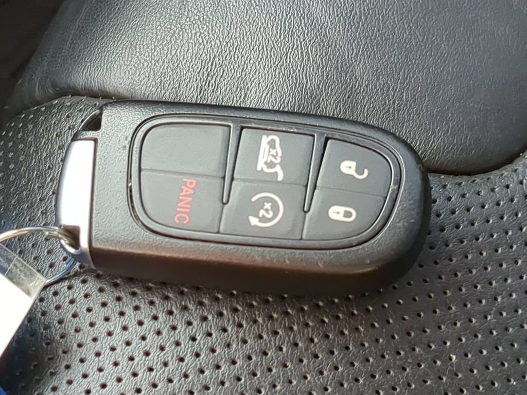 Used 2016 Jeep Cherokee Limited w/ Luxury Group AWD/4WD image 41