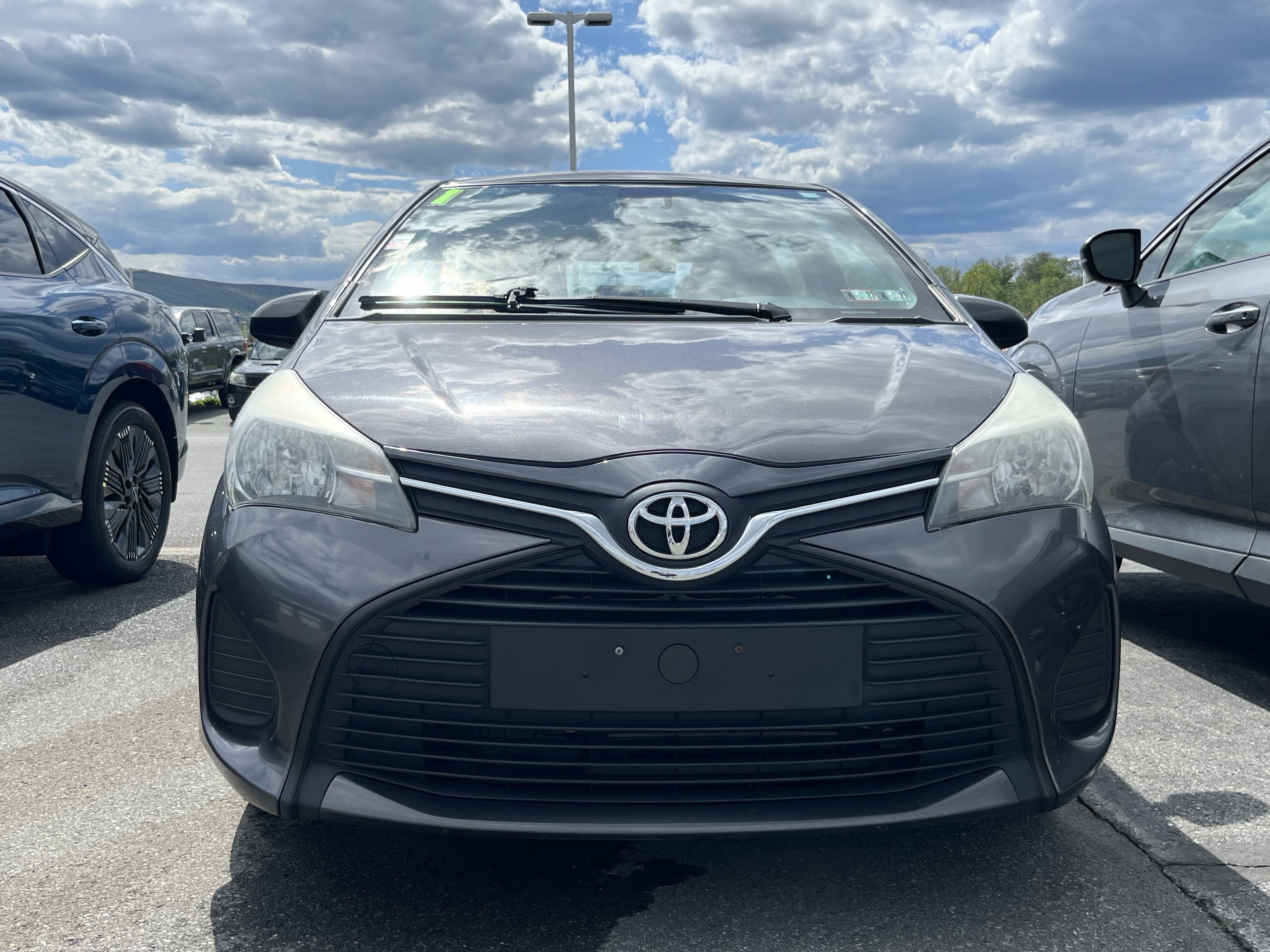 Used 2017 Toyota Yaris L w/ Carpet Mat Package FWD image 5