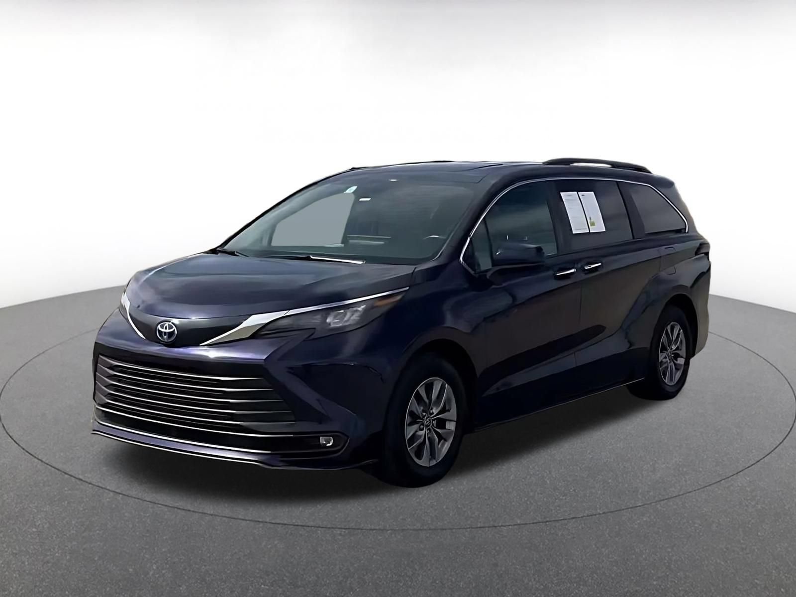 Used 2025 Toyota Sienna XLE FWD image 6