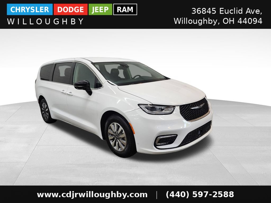 Used 2024 Chrysler Pacifica Limited FWD image 3