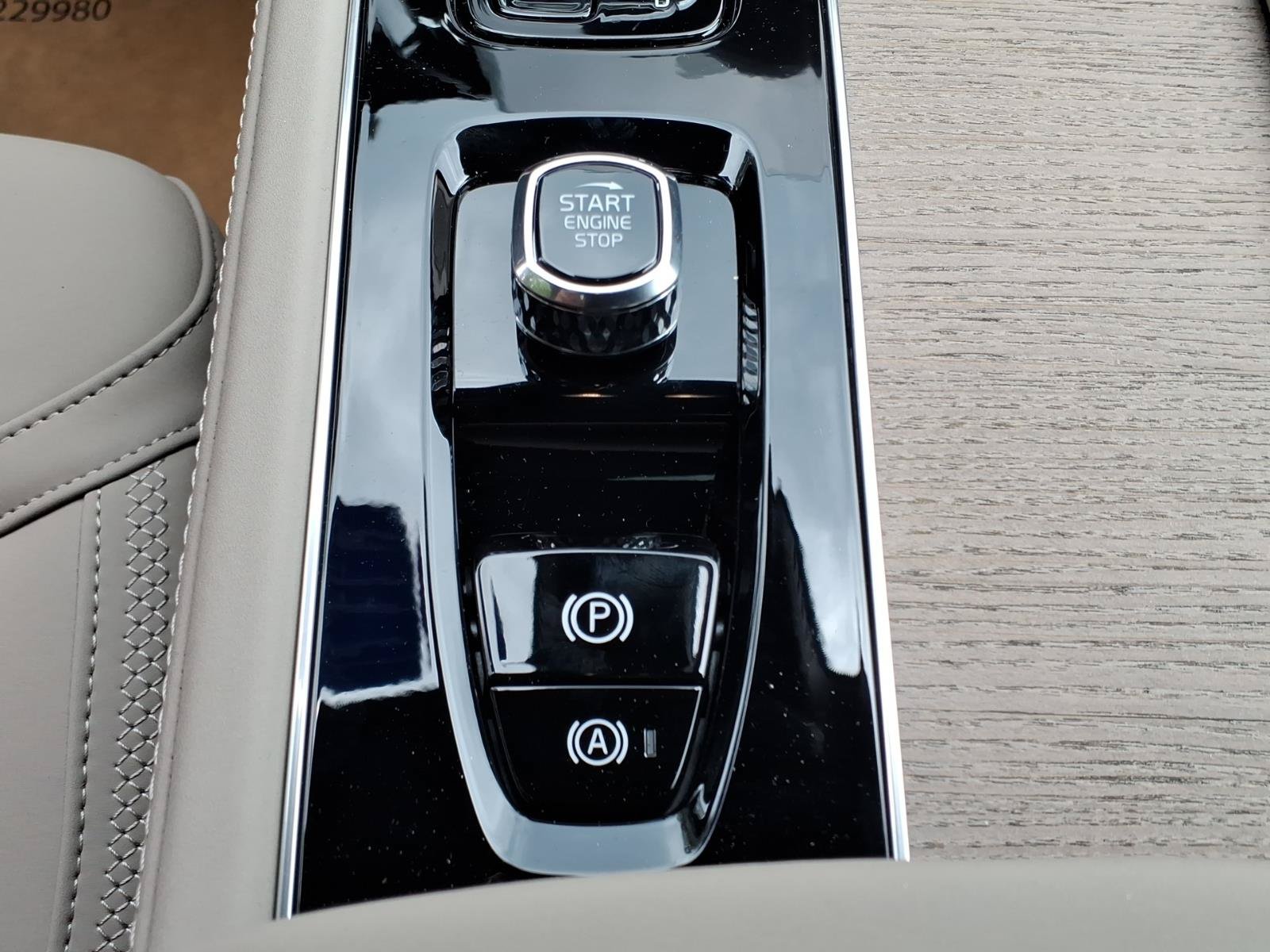 New 2026 Volvo XC90 B6 Plus w/ Protection Package Premier AWD/4WD image 17