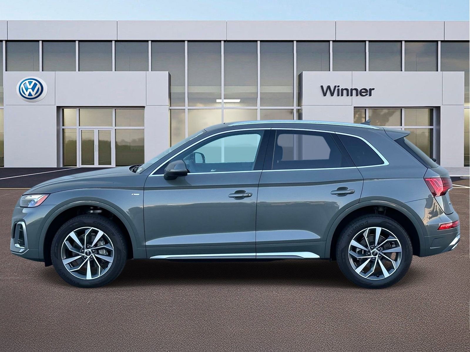 Used 2023 Audi Q5 2.0T Premium w/ Convenience Package image 2