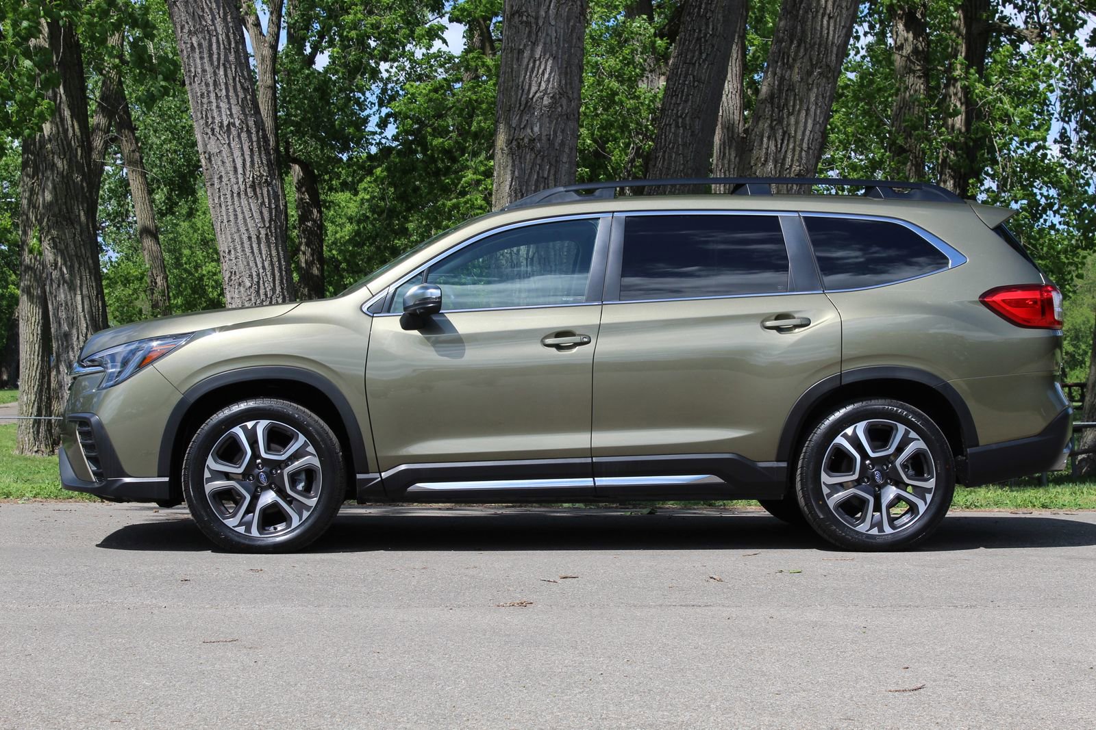Used 2023 Subaru Ascent Limited w/ Technology Package AWD/4WD image 5