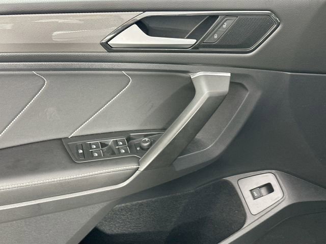 Used 2022 Volkswagen Tiguan SE w/ Panoramic Sunroof Package image 25