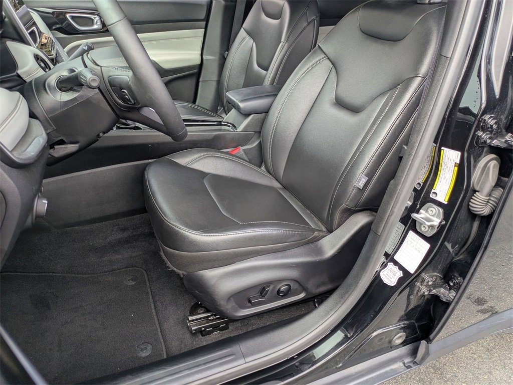 Used 2025 Jeep Compass Limited image 14