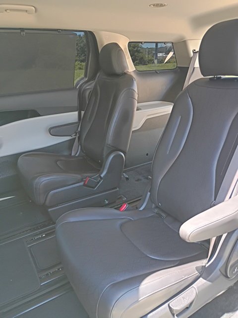 Used 2024 Kia Carnival EX FWD image 22