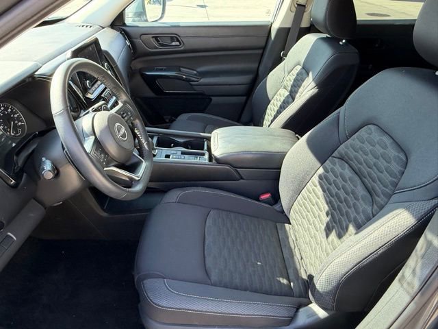 Used 2024 Nissan Pathfinder SV w/ Black Appearance Package image 12