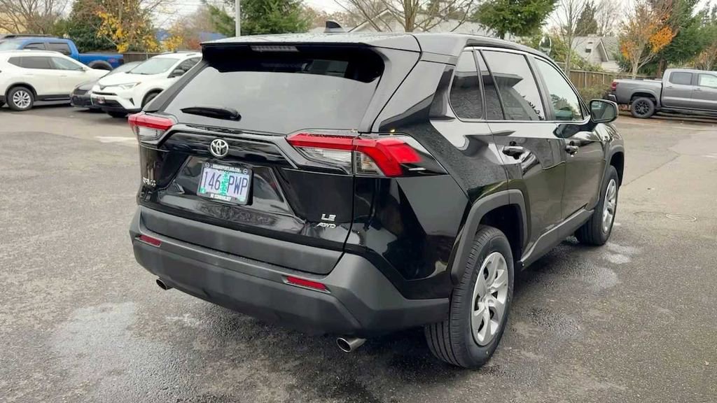 Used 2022 Toyota RAV4 LE image 8