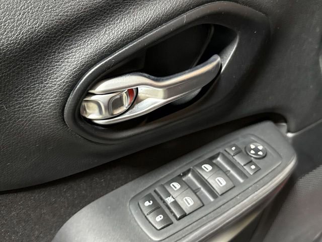 Used 2015 Jeep Cherokee Sport w/ Sport Appearance Group FWD image 19