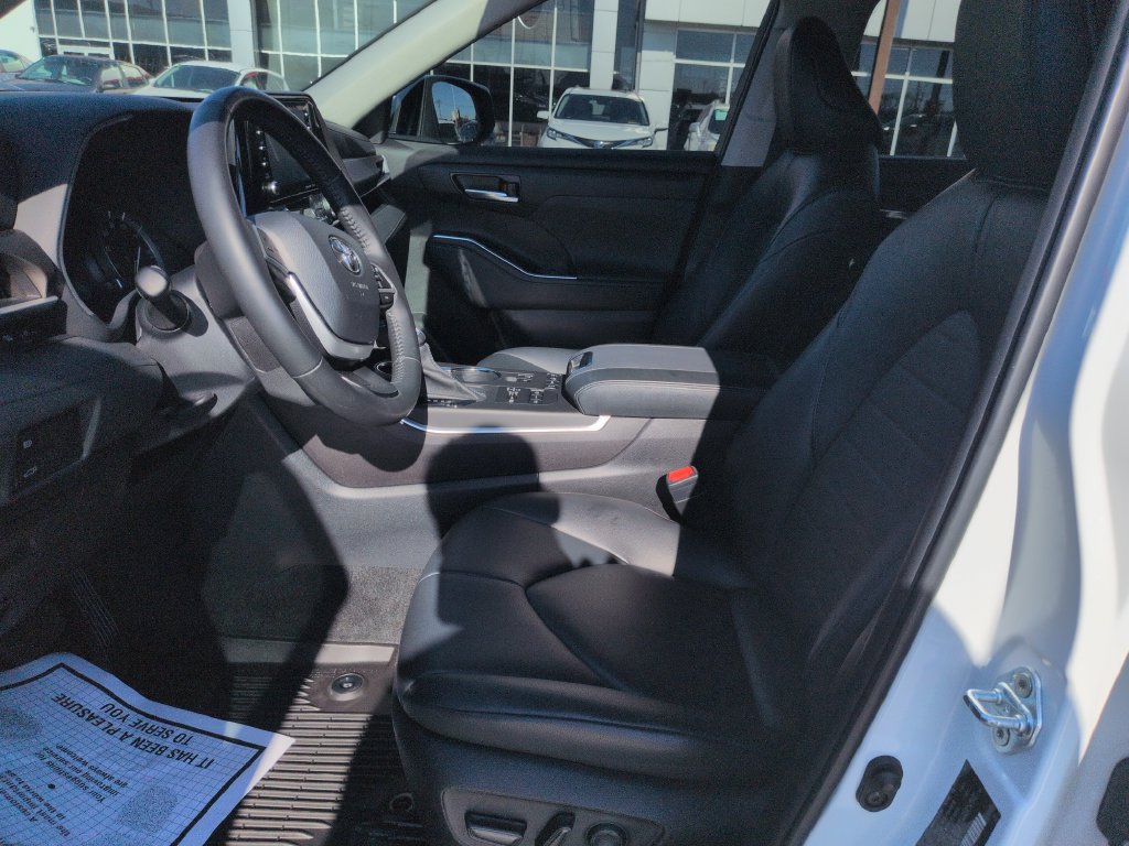 Certified 2022 Toyota Highlander XLE AWD/4WD image 9