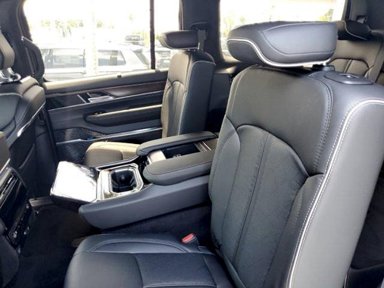 New 2023 Jeep Grand Wagoneer Series II w/ Premium Group II AWD/4WD image 9