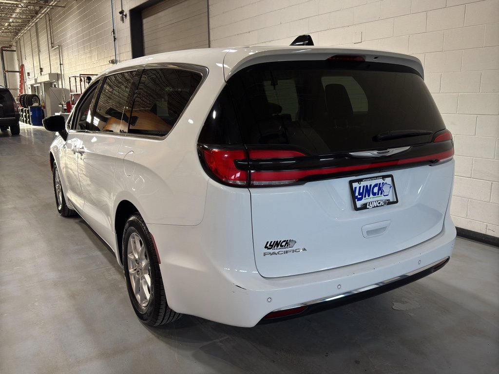 Used 2024 Chrysler Pacifica Touring-L image 2